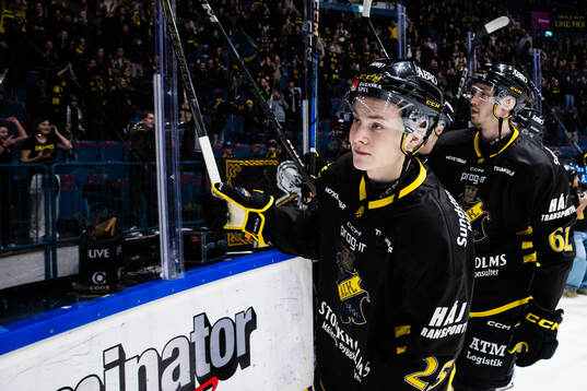 AIKs Theo Hårdstam och Simon Åkerström jublar