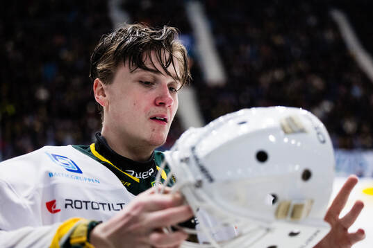 Björklövens målvakt Melwin Asp Cassåsen deppar