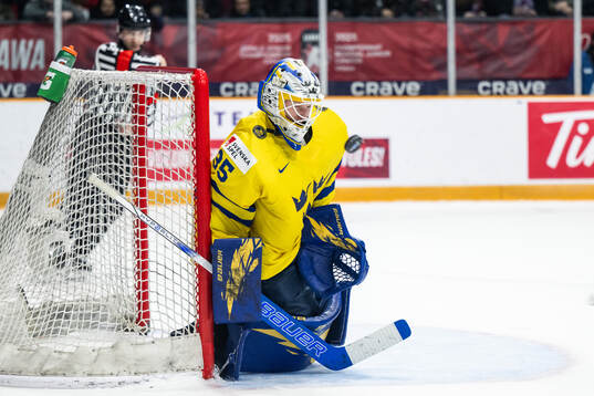 Goaltender Melker Thelin of Sweden lets in 5-7 from Leo