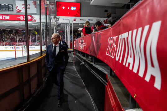 Head coach Magnus Hävelid of Sweden