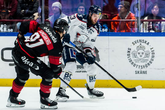 Linköpings Robin Kovacs och Malmö Redhawks Axel Sundberg