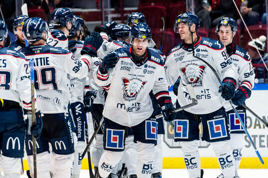 Linköpings Patrick Russell och Lance Bouma jublar