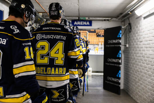 HV71s  spelare går på isen