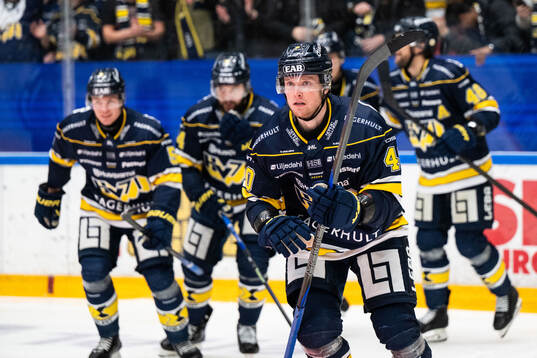 HV71s Oskar Stål-Lyrenäs jublar
