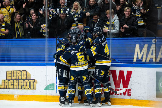 HV71s Oskar Stål-Lyrenäs jublar med lagkamrater