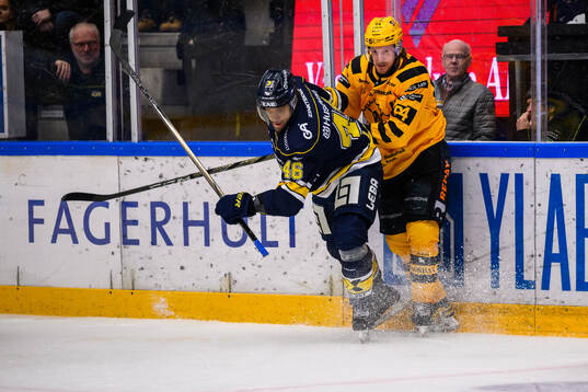 HV71s Joona Luoto ochSkellefteås Jonathan Pudas