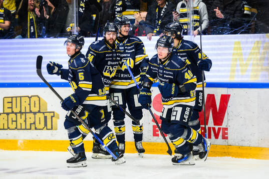 HV71s Oskar Stål-Lyrenäs  jublar