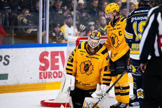 Skellefteås målvakt Linus Söderström och Jonathan Pudas