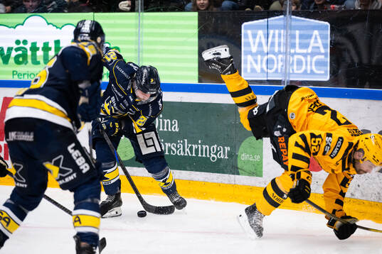 HV71s Mattias Tedenby och Skellefteås Arvid Lundberg