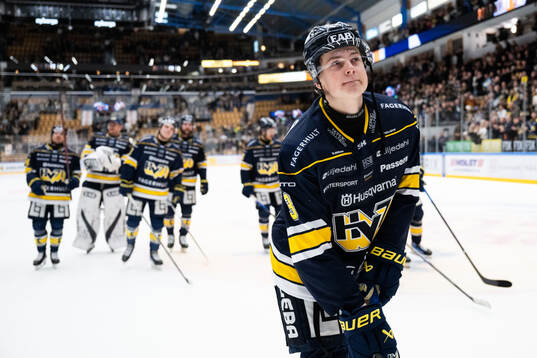 HV71s Axel Landén jublar