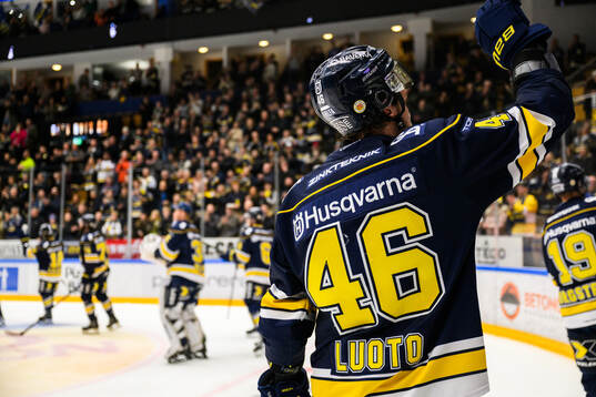 HV71s Joona Luoto jublar