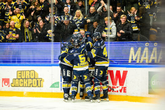 HV71s Oskar Stål-Lyrenäs jublar