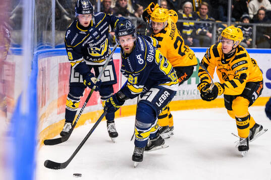 HV71s Mattias Tedenby och Skellefteås Leo Sundqvist