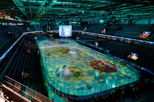 Vy över isen i Löfbergs Arena