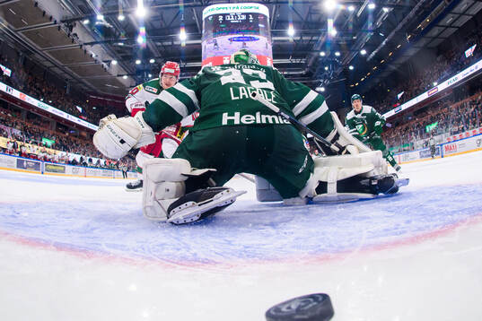 Modos Sampo Ranta skjuter 2-2 bakom Färjestads målvakt