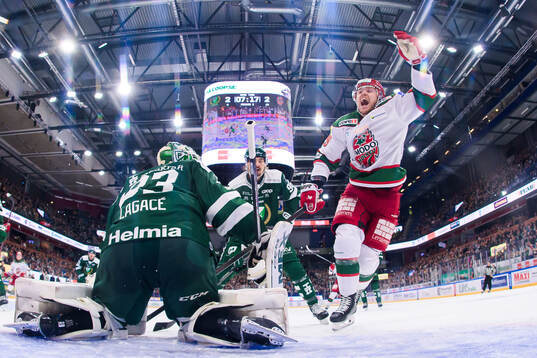 Modos Alexander True (ej i bild) skjuter 2-3 bakom