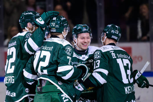 Färjestads Oskar Steen jublar med lagkamrater