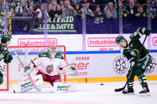 Modos målvakt Olle Eriksson Ek och Färjestads David