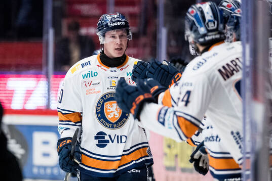 Växjös Dennis Rasmussen jublar