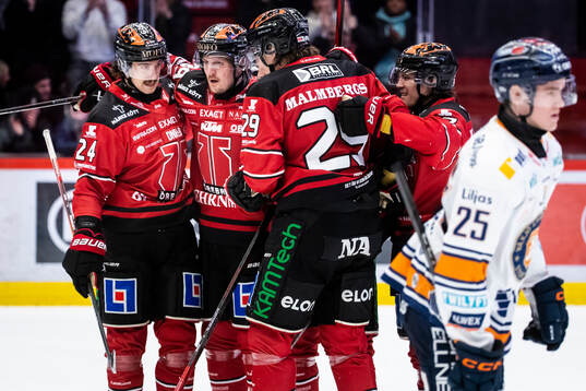 Örebros Patrik Karlkvist och Filip Berglund jublar vid 1-1