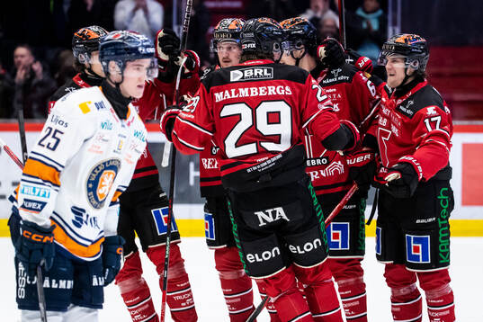 Örebros Patrik Karlkvist och Filip Berglund jublar vid 1-1