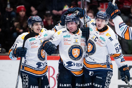 Växjös Dylan McLaughlin jublar med Felix Robert och Joel