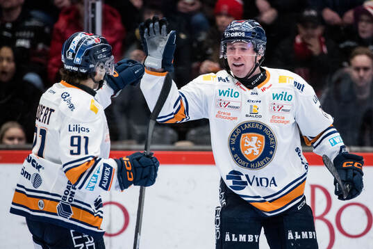Växjös Dylan McLaughlin jublar med Felix Robert