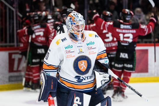 Växjös målvakt Adam Åhman deppar