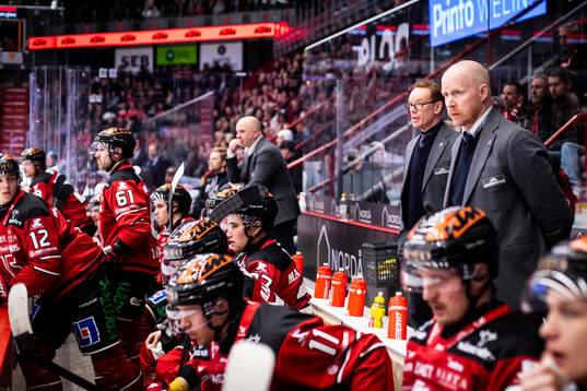 Örebros bås med tränare Niklas Eriksson