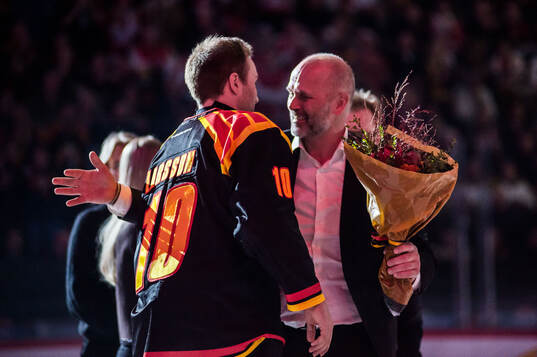 Tommy Sjödin får sin vepa hissad och hyllas av Brynäs