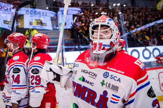 Timrås målvakt Tim Juel jublar