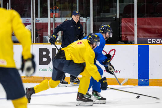 Head coach Magnus Hävelid of Sweden at a practice session