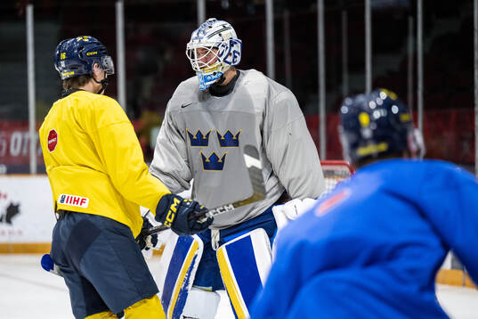 Felix Unger Sörum and goaltender Marcus Gidlöf of Sweden