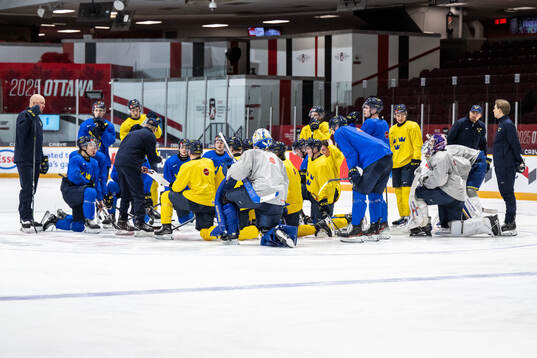 Head coach Magnus Hävelid of Sweden talks to players at a