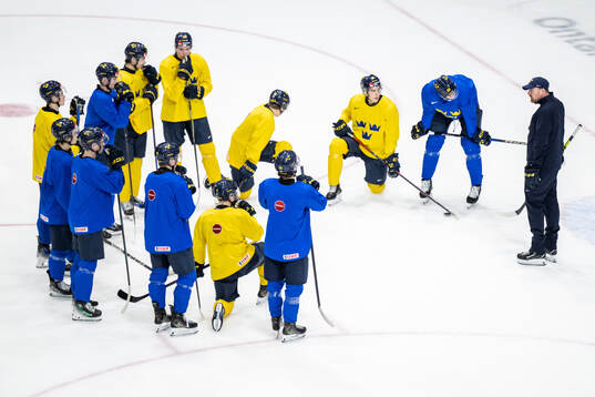 Assistant coach Gereon Dahlgren talks to players of Sweden