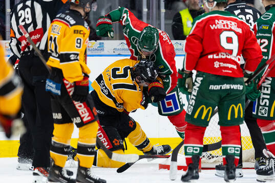 Luleås Markus Nurmi och Frölundas Christian Folin i fight
