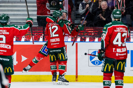 Frölundas Nicklas Lasu jublar med Max Friberg