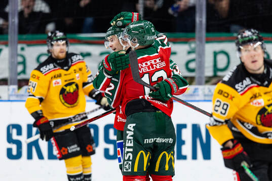Frölundas Mikael Ruohomaa jublar ihop med Max Friberg