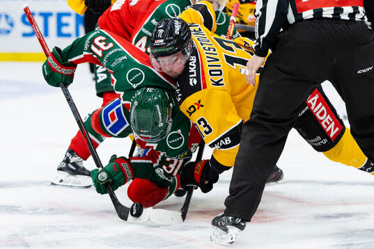 Frölundas Nicklas Lasu tekar mot Luleås Eetu Koivistoinen