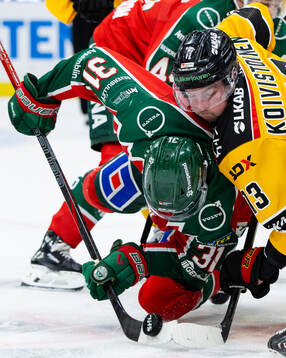 Frölundas Nicklas Lasu tekar mot Luleås Eetu Koivistoinen