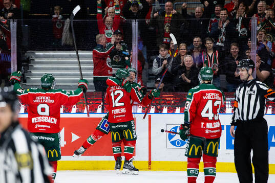 Frölundas Nicklas Lasu jublar ihop med Max Friberg