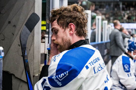 Leksands Oskar Lang lämnar planen skadad