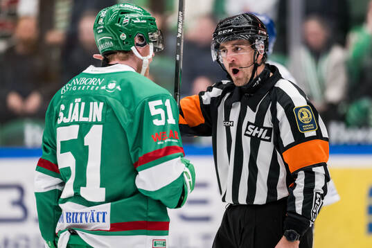 Rögles Calle Själin i diskussion med domare Kristoffer