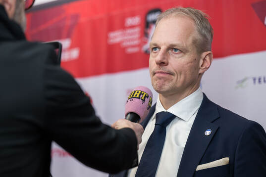 Head coach Magnus Hävelid of Sweden