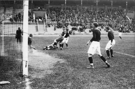 Fotboll, Hillerström svårt trängd, AIK - Helsingborg