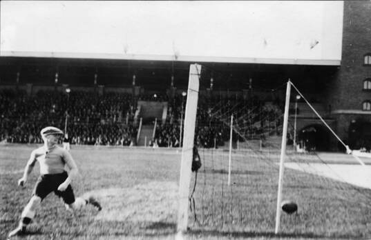 Fotboll, Stockholm - Köpenhamn. Köpenhamn gör mål.