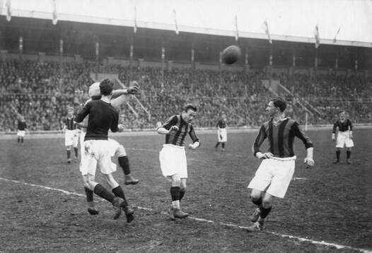 Fotboll, 1925. Från matchen AIK - Gais. Hillerström