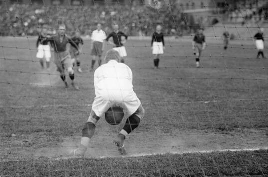 Fotboll, AIK - Helsingborg. Hillerström släpper in