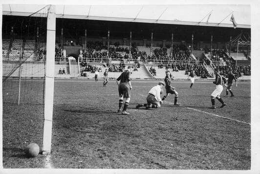 Från matchen Hammarby-Gais, framför Hammarbys mål. 1925.