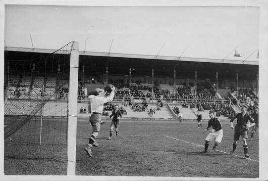 Från matchen Hammarby-Gais, framför Hammarbys mål. 1925.